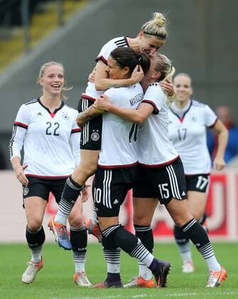 Aalen Fußbal Frauen Deutschland vs. Niederlande, Jubel über das Tor zum 3:1, v.l. Tabea Kemme, oben Torschützin Anja Mittag, Dzenifer Marozsan, Mandy Islacker (GER)
