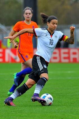 Dzsenifer MAROZSAN (GER), Tessel Middag (NED). Deutschland, Aalen: Fussball, Laenderspiel der Frauen: Deutschland vs Niederlande am 25.10.2016, Scholz Arena .