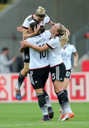 Aalen Fußbal Frauen Deutschland vs. Niederlande, Jubel über das Tor zum 3:1, v.l. oben Torschützin Anja Mittag, Dzenifer Marozsan, Mandy Islacker (GER)