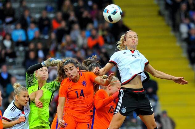 Leonie MAIER (GER), Torhüterin Sari van Veenendaal (NED), Renee Slegers (NED), Kika van Es (NED), Kathrin HENDRICH (GER). Deutschland, Aalen: Fussball, Laenderspiel der Frauen: Deutschland vs Niederlande am 25.10.2016, Scholz Arena .