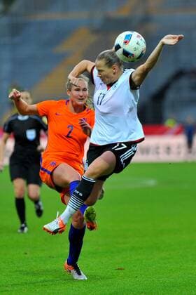 Desiree van Lunteren (NED), Isabel KERSCHOWSKI (GER). Deutschland, Aalen: Fussball, Laenderspiel der Frauen: Deutschland vs Niederlande am 25.10.2016, Scholz Arena .