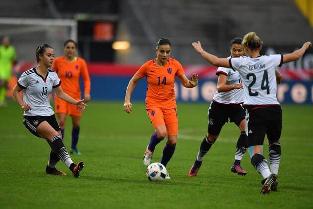 Bild v.L. Sara Däbritz (Deutschland , Germany , DFB ) (13) - Renee Slegers (Niederlande,Holland) (14) versucht sich gegen Dzsenifer Marozsan (Deutschland , Germany , DFB ) (10) Kristin Demann (Deutschland , Germany , DFB ) (24) durchzusetzen, Freundschaftsspiel Deutschland - Niederlande, xmkx