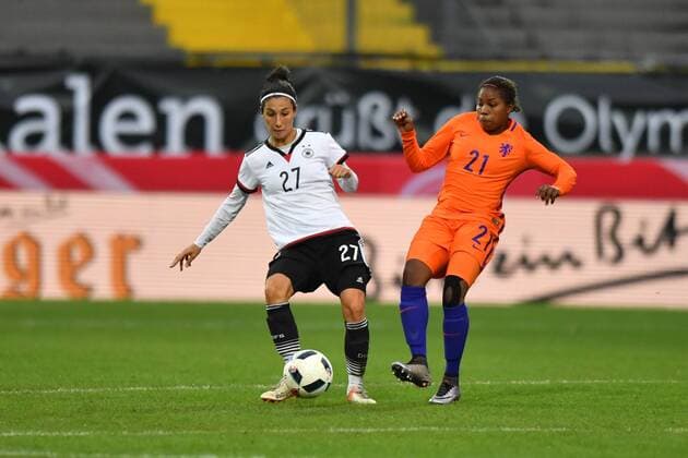 Sara Doorsoun (Deutschland , Germany , DFB ) (27) passt den Ball vor Lineth Beerensteyn (Niederlande,Holland) (21), Freundschaftsspiel Deutschland - Niederlande, xmkx
