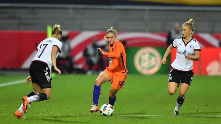 Isabel Kerschowski (Deutschland , Germany , DFB ) (17) erwartet Jackie Groenen (Niederlande,Holland) (18) Leonie Maier (Deutschland , Germany , DFB )(4) läuft hinterher, Freundschaftsspiel Deutschland - Niederlande, xmkx