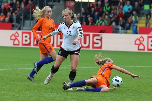Aalen, GERMANY, 25.10.2016, Deutschland, Test Laenderspiel, Frauen Deutschland vs Niederlande, Tabea Kemme kommt zu Fall ( DeFodi515