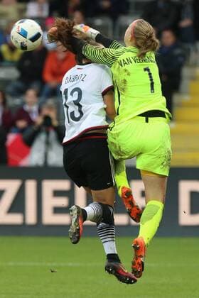 Aalen, GERMANY, 25.10.2016, Deutschland, Test Laenderspiel, Frauen Deutschland vs Niederlande, Sara Daebritz, Sari van Veenendaal ( DeFodi515