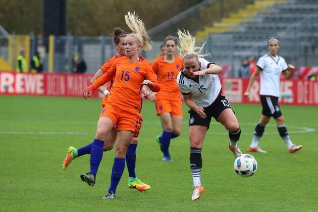 Aalen, GERMANY, 25.10.2016, Deutschland, Test Laenderspiel, Frauen Deutschland vs Niederlande, Kika van Es, Mandy Islacker ( DeFodi515
