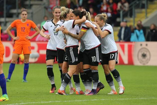Aalen, GERMANY, 25.10.2016, Deutschland, Test Laenderspiel, Frauen Deutschland vs Niederlande, Freude bei Deutschland ( DeFodi515