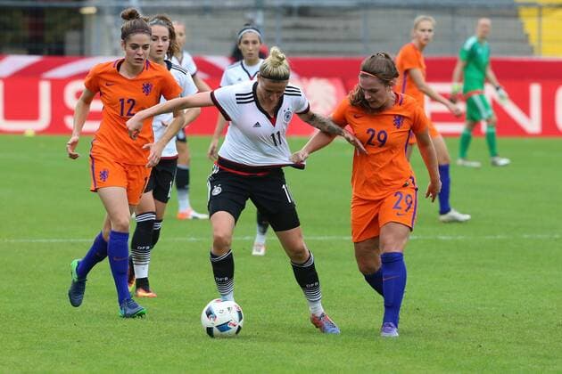 Aalen, GERMANY, 25.10.2016, Deutschland, Test Laenderspiel, Frauen Deutschland vs Niederlande, Anja Mittag, Siri Worm ( DeFodi515