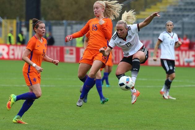 Aalen, GERMANY, 25.10.2016, Deutschland, Test Laenderspiel, Frauen Deutschland vs Niederlande, Kika van Es, Mandy Islacker ( DeFodi515