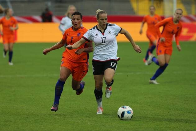 Aalen, GERMANY, 25.10.2016, Deutschland, Test Laenderspiel, Frauen Deutschland vs Niederlande, Shanice v.d Sanden, Isabel Kerschowski ( DeFodi515