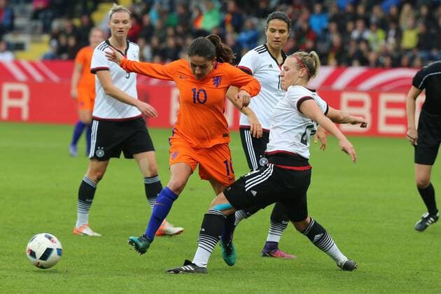 Aalen, GERMANY, 25.10.2016, Deutschland, Test Laenderspiel, Frauen Deutschland vs Niederlande, Danielle van de Donk, Tabea Kemme ( DeFodi515