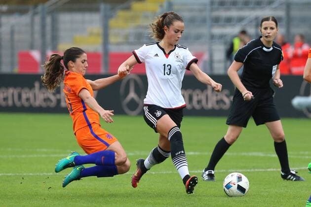 Bilder des Tages - SPORT Aalen, GERMANY, 25.10.2016, Deutschland, Test Laenderspiel, Frauen Deutschland vs Niederlande, Sara Daebritz, Danielle van de Donk ( DeFodi515