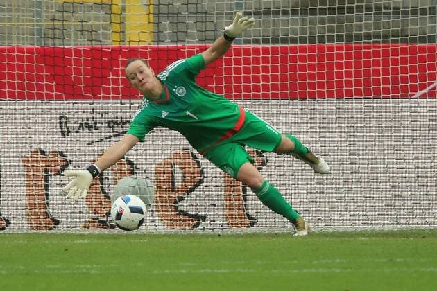 Aalen, GERMANY, 25.10.2016, Deutschland, Test Laenderspiel, Frauen Deutschland vs Niederlande, das 1:4 erzielt Sherida Spitse durch Foulelfmeter, Almuth Schult hat keine Chance ( DeFodi515