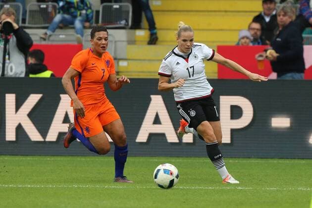 Aalen, GERMANY, 25.10.2016, Deutschland, Test Laenderspiel, Frauen Deutschland vs Niederlande, Shanice v.d Sanden, Isabel Kerschowski ( DeFodi515