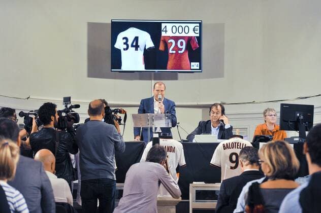 Fußball, OGC Nizza versteigert Trikots zugunsten der Opfer des Terroranschlags Les maillots sont vendus aux encheres - celui de Malang Sarr NEWS : Vente aux encheres des maillots de l ogcnice en hommage a l attentat de Nice - Nice - NorbertScanella Panoramic 