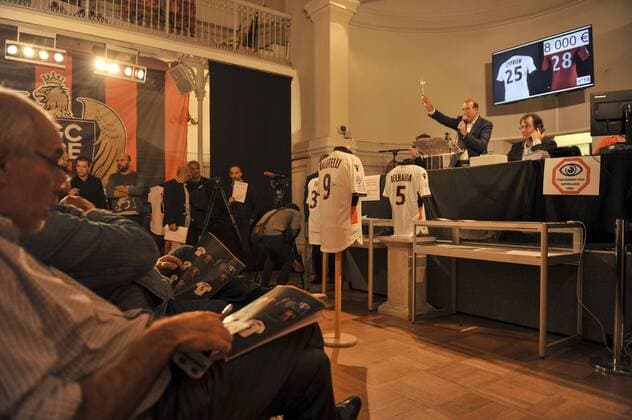 Fußball, OGC Nizza versteigert Trikots zugunsten der Opfer des Terroranschlags Les maillots sont vendus aux encheres NEWS : Vente aux encheres des maillots de l ogcnice en hommage a l attentat de Nice - Nice - NorbertScanella Panoramic 