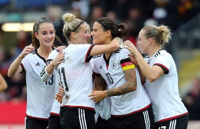 Aalen Fußbal Frauen Deutschland vs. Niederlande, Jubel über das Tor zum 3:1, v.l. Sara Däbritz, Torschützin Anja Mittag, Dzenifer Marozsan, Isabel Kerschowski (GER)