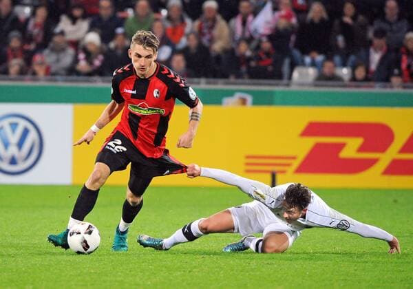 SC Freiburg vs. SV Sandhausen Freiburg, Schwarzwald Stadion, 25.10.2016 2. Hauptrunde, DFB-POKAL 2016-2017 Maximilian PHILIPP, SC Freiburg wird gehalzen von Moritz Kuhn, SV Sandhausen