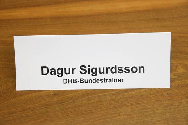 Namensschild von Dagur Sigurdsson (Bundestrainer) anlaesslich des Handball-Medientermins am 24.10.2016 in Berlin Dagur Sigurdsson (Bundestrainer der Deutschen Handball-Nationalmannschaft) xKATJPGx