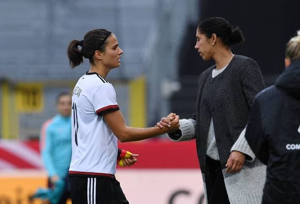 Fussball International Deutsche Frauen Nationalmannschaft Testspiel in Aalen Deutschland - Holland 25.10.2016 Bundestrainerin Steffi Jones (re, Deutschland) klatscht Dzsenifer Marozsan (Deutschland) ab 
