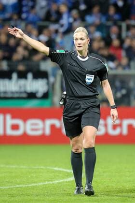 Bilder des Tages - Sport Bibiana Steinhaus (Schiedsrichterin), gibt Anweisungen, gestikuliert, mit den Armen gestikulieren, gives instructions, gesticulate, Fussball, DFB-Pokal, 2. Runde, FC-Astoria Walldorf - SV Darmstadt 98, xozx