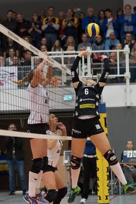 GER, DVV-Pokal-Achtelfinale, VFL Oythe vs Desdner SC 1898 26.10.2016, Vechta, Halle GAV, GER, DVV-Pokal-Achtelfinale, VFL Oythe vs Desdner SC 1898, im Bild Lucie Smutna (DSC Dresden 06) am Netz Dominika Zoltanska (VFL Oythe 04) nordphotox xKokenge