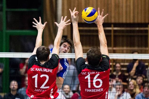 angriff Daniel Malescha (11 VfB) - Block Tim Kreuzer (10 SSC) und Jonathan-Leon Finkbeiner (16 SSC); DVV-Pokal Achtelfinale: SSC Karlsruhe vs VfB Friedrichshafen, Albgauhalle, Karlsruhe-Ettlingen Germany, 20161026; Karlsruhe-Ettlingen Copyright: xWuechnerx xEibner-Pressefotox EP_nwr