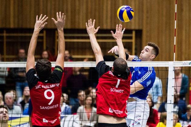 Block Thorben Sandmeier (9 SSC) und Fabian Schmidt (1 SSC) - Angriff Armin Mustedanovic (15 VfB); DVV-Pokal Achtelfinale: SSC Karlsruhe vs VfB Friedrichshafen, Albgauhalle, Karlsruhe-Ettlingen Germany, 20161026; Karlsruhe-Ettlingen Copyright: xWuechnerx xEibner-Pressefotox EP_nwr