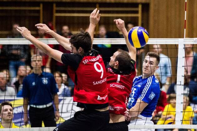 Block Thorben Sandmeier (9 SSC) und Fabian Schmidt (1 SSC) - Angriff Armin Mustedanovic (15 VfB); DVV-Pokal Achtelfinale: SSC Karlsruhe vs VfB Friedrichshafen, Albgauhalle, Karlsruhe-Ettlingen Germany, 20161026; Karlsruhe-Ettlingen Copyright: xWuechnerx xEibner-Pressefotox EP_nwr