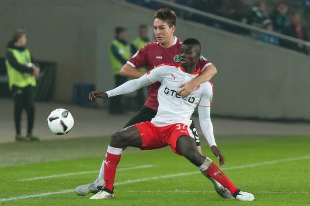 v.li.: Fynn Arkenberg (Hannover 96, 33) im Zweikampf mit Ihlas Bebou (Fortuna Düsseldorf, 37), Fussball, DFB-Pokal, Hannover 96 - Fortuna Düsseldorf, xobx