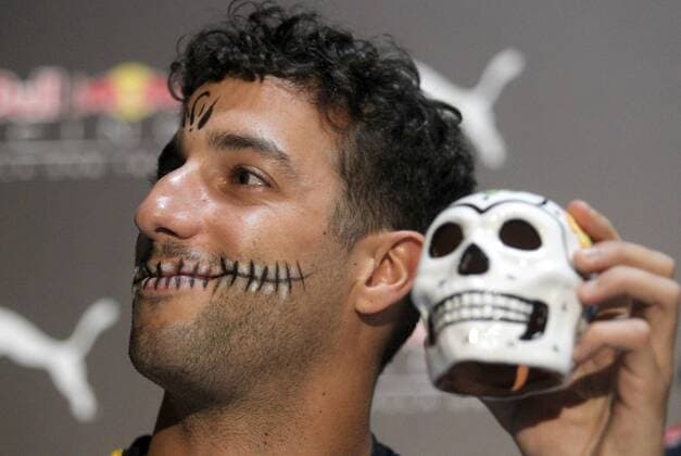 Formel 1, GP von Mexiko, Ricciardo mit Gesichtsbemalung zum Tag der Toten Australian driver Daniel Ricciardo participates in a press conference PK Pressekonferenz with his face painted in commemoration of the Day of the Dead in Mexico City, Mexico, 26 October 2016. The Formula One grand prix in Mexico will take place on 30 October 2016. Day of the Dead formula one press conference in Mexico City !ACHTUNG: NUR REDAKTIONELLE NUTZUNG!  MEX08 20161027-636131447853478288