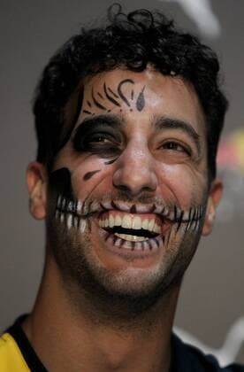 Themen der Woche - Sport Bilder des Tages - Sport Formel 1, GP von Mexiko, Ricciardo mit Gesichtsbemalung zum Tag der Toten Australian driver Daniel Ricciardo participates in a press conference PK Pressekonferenz with his face painted in commemoration of the Day of the Dead in Mexico City, Mexico, 26 October 2016. The Formula One grand prix in Mexico will take place on 30 October 2016. Day of the Dead formula one press conference in Mexico City !ACHTUNG: NUR REDAKTIONELLE NUTZUNG!  MEX08 20161027-636131447873914026