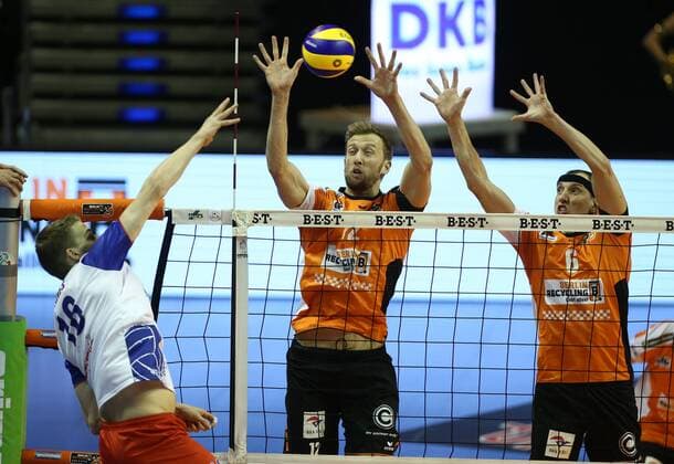 Volleyball, DVV Pokal, Berlin Recycling Volleys - United Rhein Main Volleys Christian Dünnes im Angriff, Paul Carroll, Felix Fischer Volleyball DVV Pokal Bundesliga Herren Saison 2016 2017 27.10.2016 BR Volleys Berlin BRV vs. United Rhein Main Volleys