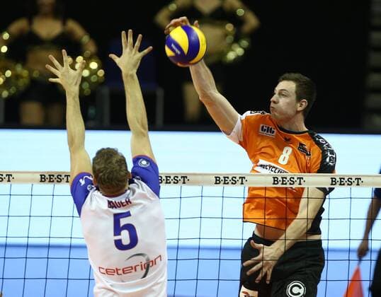 Volleyball, DVV Pokal, Berlin Recycling Volleys - United Rhein Main Volleys Lukas Bauer, Graham Vigrass im Angriff Volleyball DVV Pokal Bundesliga Herren Saison 2016 2017 27.10.2016 BR Volleys Berlin BRV vs. United Rhein Main Volleys