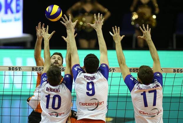 Volleyball, DVV Pokal, Berlin Recycling Volleys - United Rhein Main Volleys Nikola Kovacevic im Angriff, Moritz Reichert, Georg Escher, Jan Zimmermann Volleyball DVV Pokal Bundesliga Herren Saison 2016 2017 27.10.2016 BR Volleys Berlin BRV vs. United Rhein Main Volleys