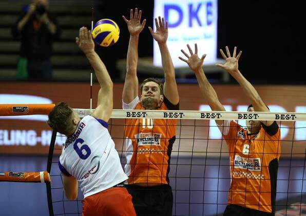 Volleyball, DVV Pokal, Berlin Recycling Volleys - United Rhein Main Volleys Adrian Aciobanitei im Angriff, Sebastian Kühner, Felix Fischer Volleyball DVV Pokal Bundesliga Herren Saison 2016 2017 27.10.2016 BR Volleys Berlin BRV vs. United Rhein Main Volleys
