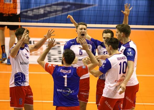 Volleyball, DVV Pokal, Berlin Recycling Volleys - United Rhein Main Volleys Adrian Aciobanitei, Florian Ringseis, Lukas Bauer, Jan Zimmermann, Moritz Reichert, Christian Dünnes Freude Emotion jubelnd Jubel nach Satzgewinn Volleyball DVV Pokal Bundesliga Herren Saison 2016 2017 27.10.2016 BR Volleys Berlin BRV vs. United Rhein Main Volleys