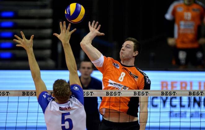 Volleyball, DVV Pokal, Berlin Recycling Volleys - United Rhein Main Volleys Volleyball Herren Berlin 27.10.2016 POKAL ACHTELFINALE Max Schmeling Halle Berlin Recycling Volleys geg United Volleys Rhein-Main Lukas BAUER 5 United Volleys geg Graham VIGRASS 8 scc