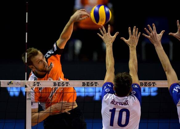 Volleyball, DVV Pokal, Berlin Recycling Volleys - United Rhein Main Volleys Volleyball Herren Berlin 27.10.2016 POKAL ACHTELFINALE Max Schmeling Halle Berlin Recycling Volleys geg United Volleys Rhein-Main vlnr Paul CARROLL 12 scc Moritz REICHERT 10 United Volleys