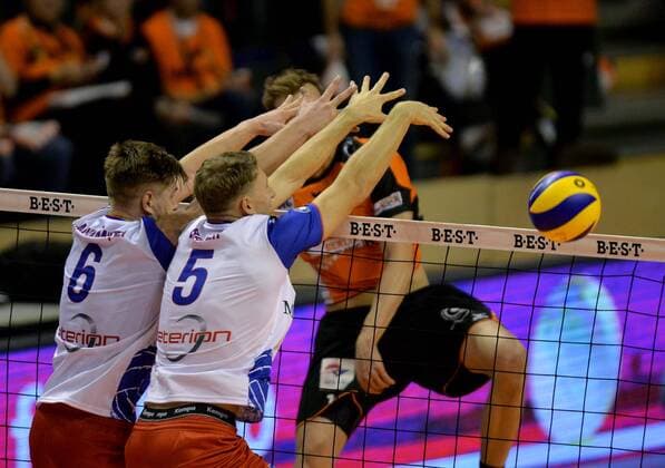 Volleyball, DVV Pokal, Berlin Recycling Volleys - United Rhein Main Volleys Volleyball Herren Berlin 27.10.2016 POKAL ACHTELFINALE Max Schmeling Halle Berlin Recycling Volleys geg United Volleys Rhein-Main vlnr Adrian ACOBANITEI 6 United Volleys Lukas BAUER 5 United Volleys Paul CARROLL 12 scc