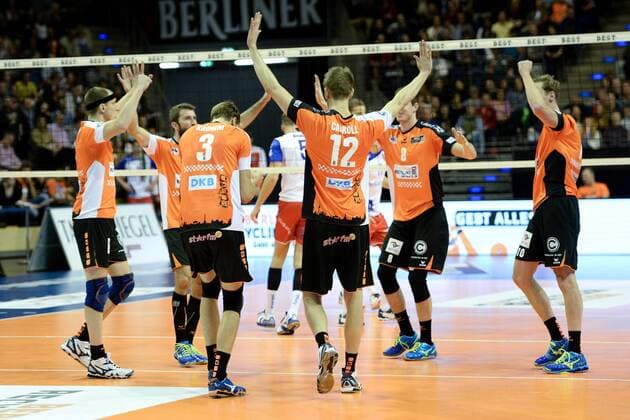 Volleyball, Herren, Saison 2016 17, DVV-Pokal, Achtelfinale, BR Volleys - United Volleys Rhein-Main, Jubel bei den Berlinern nach einem Punktgewinn, 27.10.16,