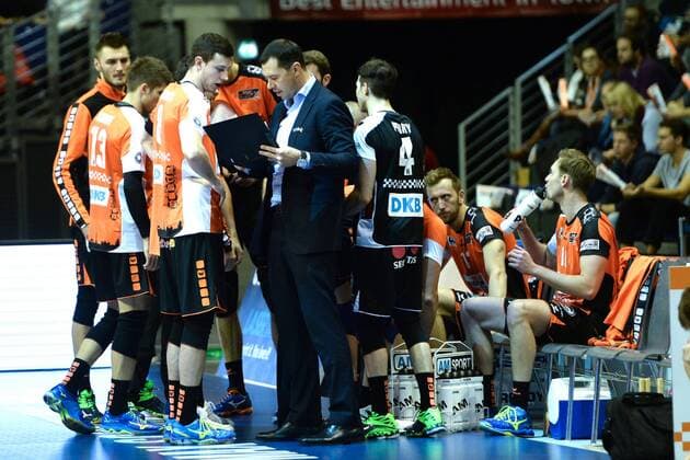 Volleyball, Herren, Saison 2016 17, DVV-Pokal, Achtelfinale, BR Volleys - United Volleys Rhein-Main, Co-Trainer Lucio Oro (Berlin Recycling Volleys) und die BR Volleys bei einer Auszeit, 27.10.16,