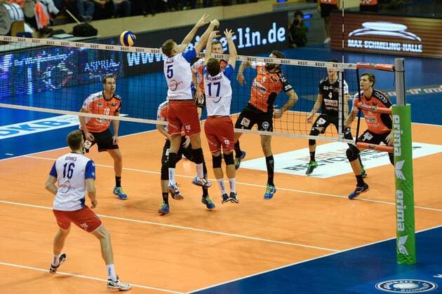 Volleyball, Herren, Saison 2016 17, DVV-Pokal, Achtelfinale, BR Volleys - United Volleys Rhein-Main, Sebastian Kühner (Nr. 10, Berlin Recycling Volleys), Lukas Bauer (Nr. 5, United Volleys Rhein-Main), Jan Zimmermann (Nr. 17, United Volleys Rhein-Main), Nikola Kovacevic (Nr. 5, Berlin Recycling Volleys), Luke Perry (Nr. 4, Berlin Recycling Volleys), Robert Kromm (Nr. 3, Berlin Recycling Volleys), 27.10.16,