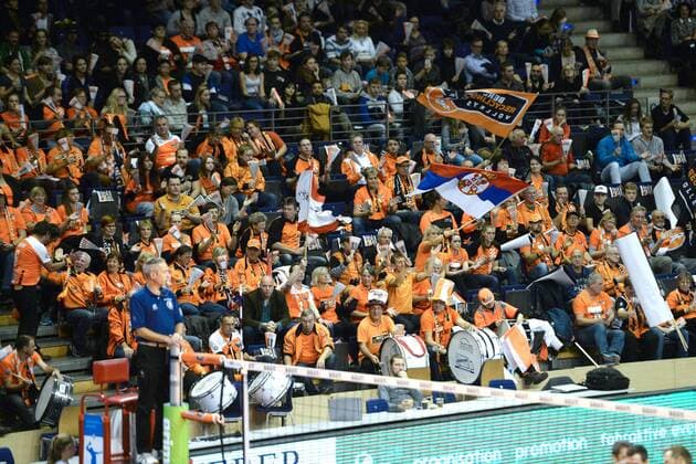 Volleyball, Herren, Saison 2016 17, DVV-Pokal, Achtelfinale, BR Volleys - United Volleys Rhein-Main, jubelnde Fans der Berlin Recycling Volleys, 27.10.16,