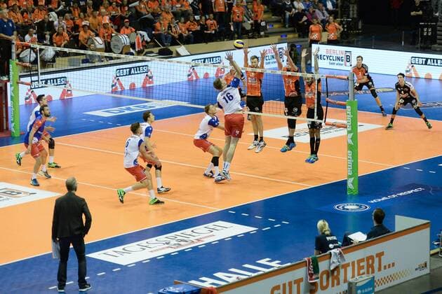 Volleyball, Herren, Saison 2016 17, DVV-Pokal, Achtelfinale, BR Volleys - United Volleys Rhein-Main, Christian Dünnes (Nr. 16, United Volleys Rhein-Main), Paul Carroll (Nr. 12, Berlin Recycling Volleys), Graham Vigrass (Nr. 8, Berlin Recycling Volleys), Nikola Kovacevic (Nr. 5, Berlin Recycling Volleys), 27.10.16,