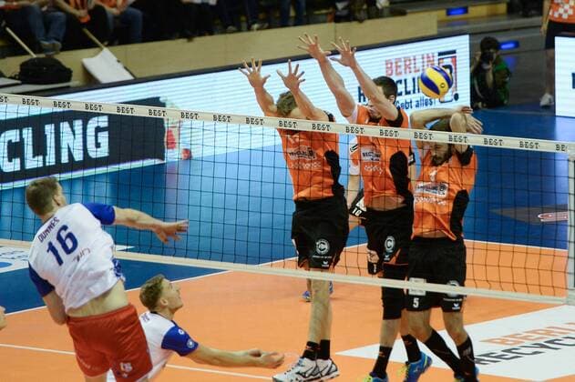 Volleyball, Herren, Saison 2016 17, DVV-Pokal, Achtelfinale, BR Volleys - United Volleys Rhein-Main, Christian Dünnes (Nr. 16, United Volleys Rhein-Main), Paul Carroll (Nr. 12, Berlin Recycling Volleys), Graham Vigrass (Nr. 8, Berlin Recycling Volleys), Nikola Kovacevic (Nr. 5, Berlin Recycling Volleys), 27.10.16,