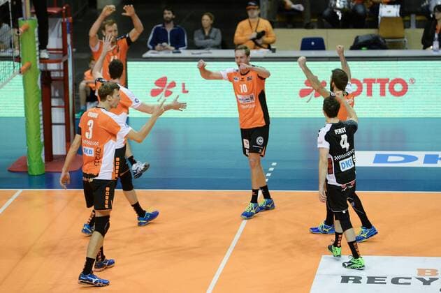 Volleyball, Herren, Saison 2016 17, DVV-Pokal, Achtelfinale, BR Volleys - United Volleys Rhein-Main, Jubel bei den Berlinern nach einem Punktgewinn, 27.10.16,