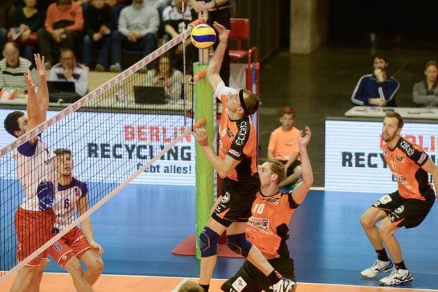 Volleyball, Herren, Saison 2016 17, DVV-Pokal, Achtelfinale, BR Volleys - United Volleys Rhein-Main, Georg Escher (Nr. 9, United Volleys Rhein-Main), Felix Fischer (Nr. 6, Berlin Recycling Volleys), 27.10.16,