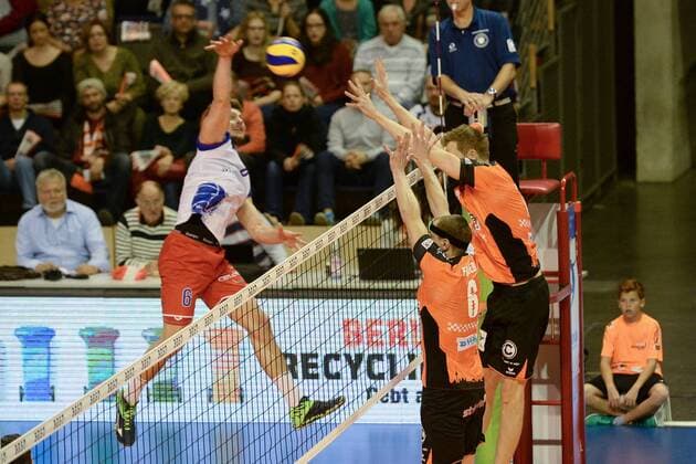 Volleyball, Herren, Saison 2016 17, DVV-Pokal, Achtelfinale, BR Volleys - United Volleys Rhein-Main, Robert Adrian Aciobanitei (Nr. 6, United Volleys Rhein-Main), Felix Fischer (Nr. 6, Berlin Recycling Volleys), Paul Carroll (Nr. 12, Berlin Recycling Volleys), 27.10.16,